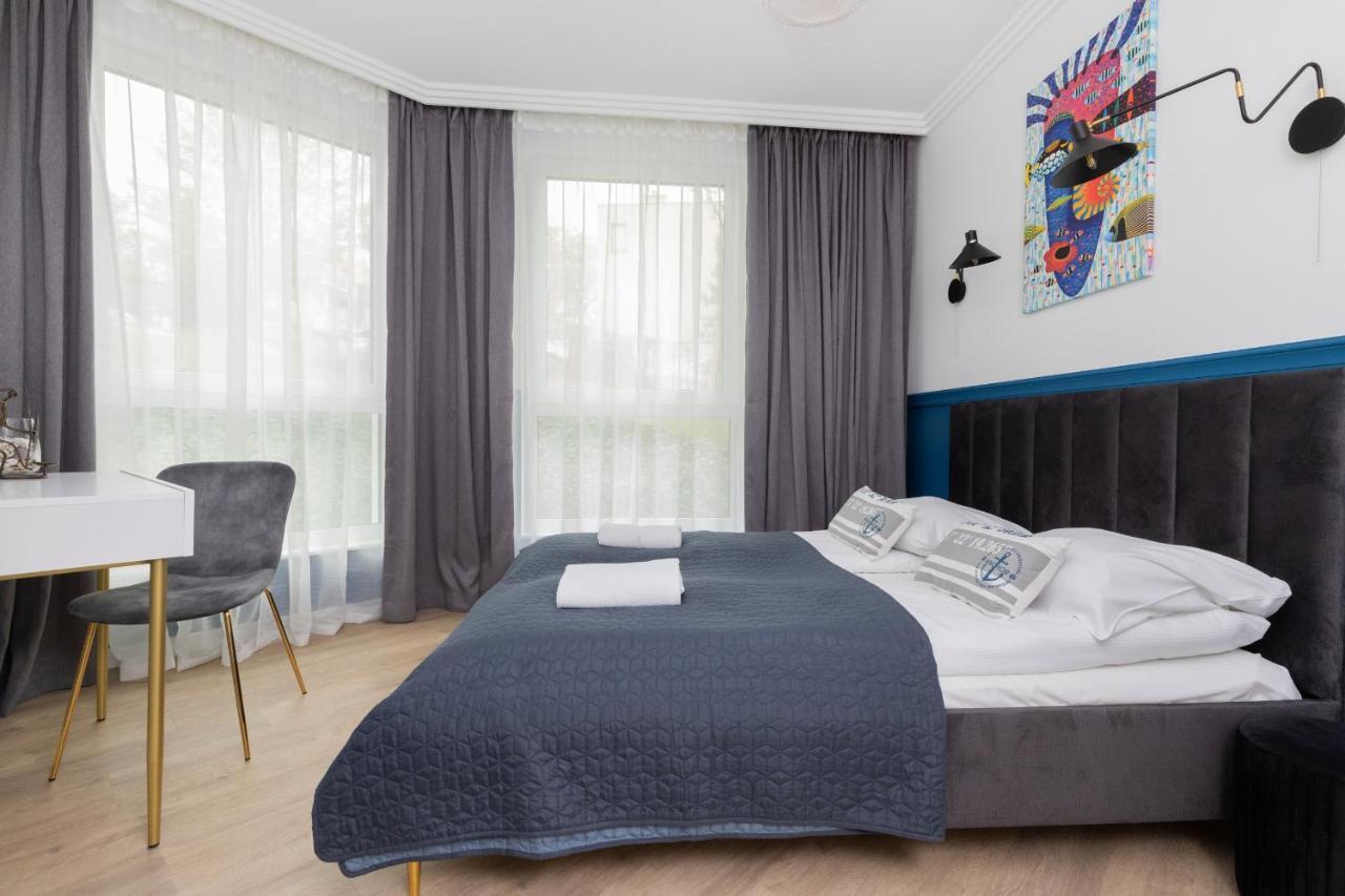 Redlowo & 2 Bedrooms & Parking By Renters Apartment *