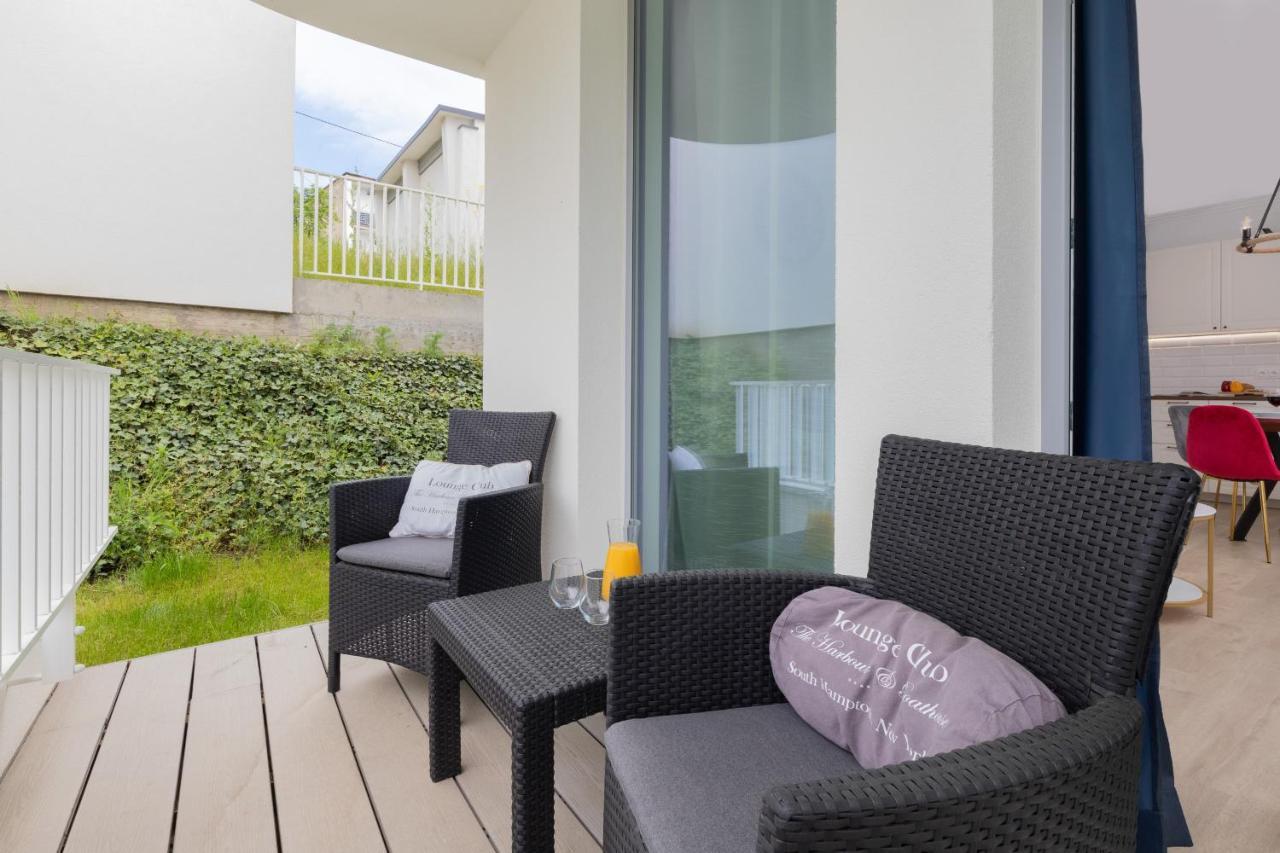 Redlowo & 2 Bedrooms & Parking By Renters Apartment