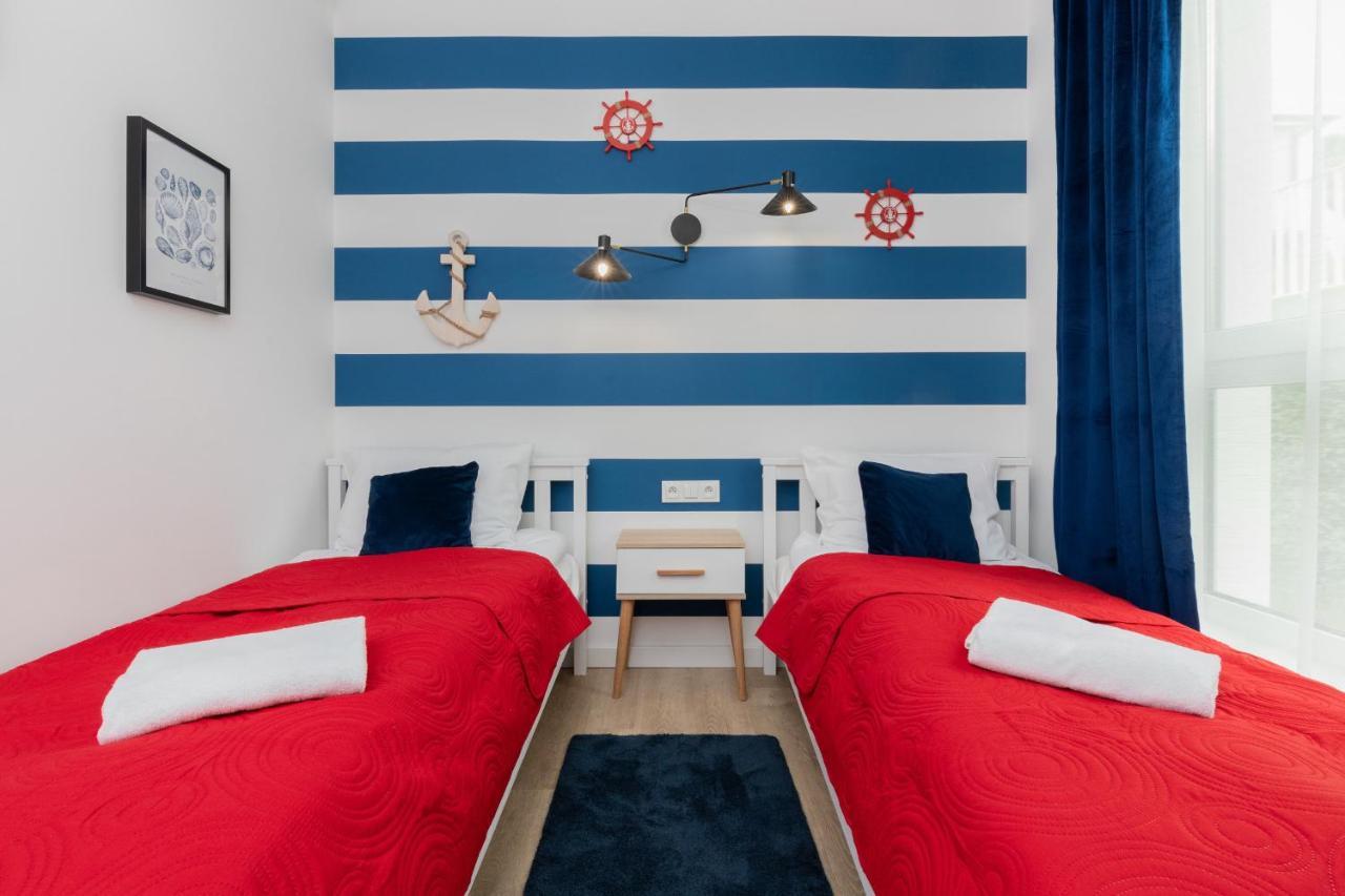 Redlowo & 2 Bedrooms & Parking By Renters Apartment